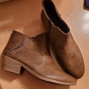 Size 8 1/2 ankle boots